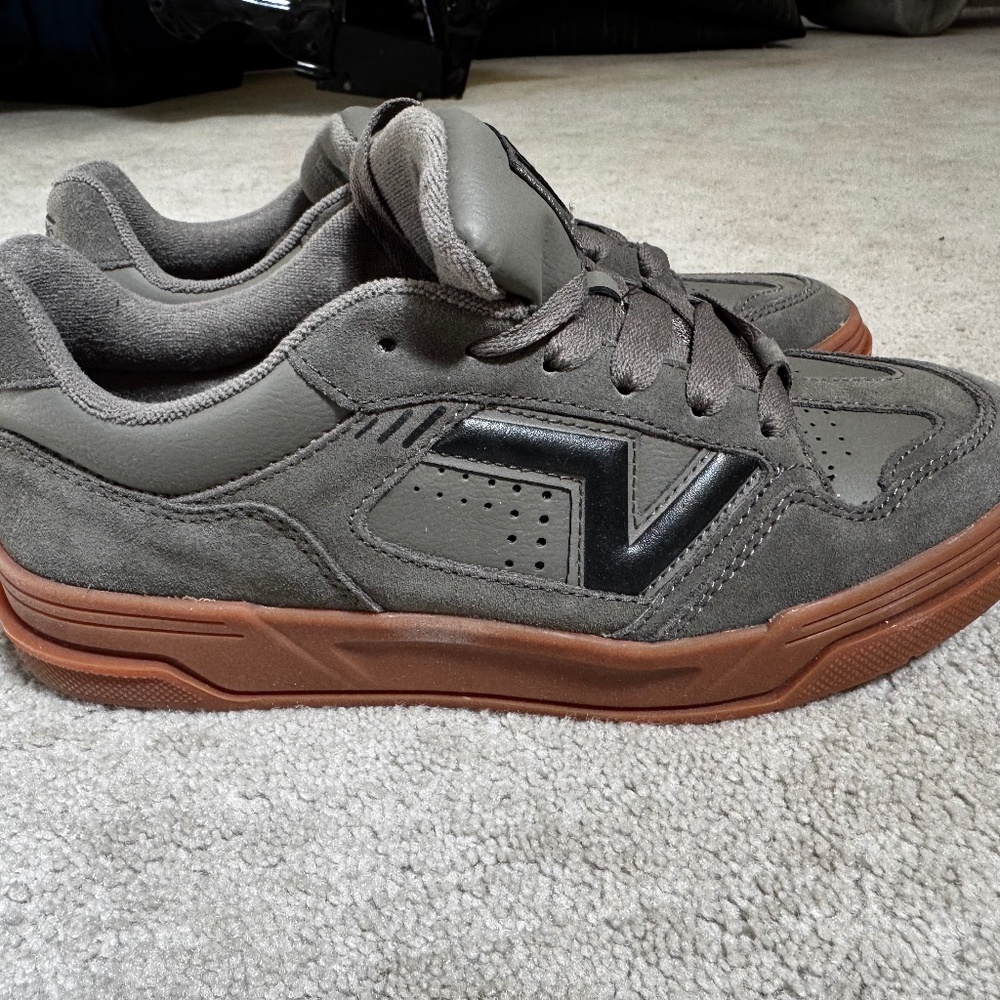 Vans Upland Sneaker - Men's 9.5M - Grey and Gum sole